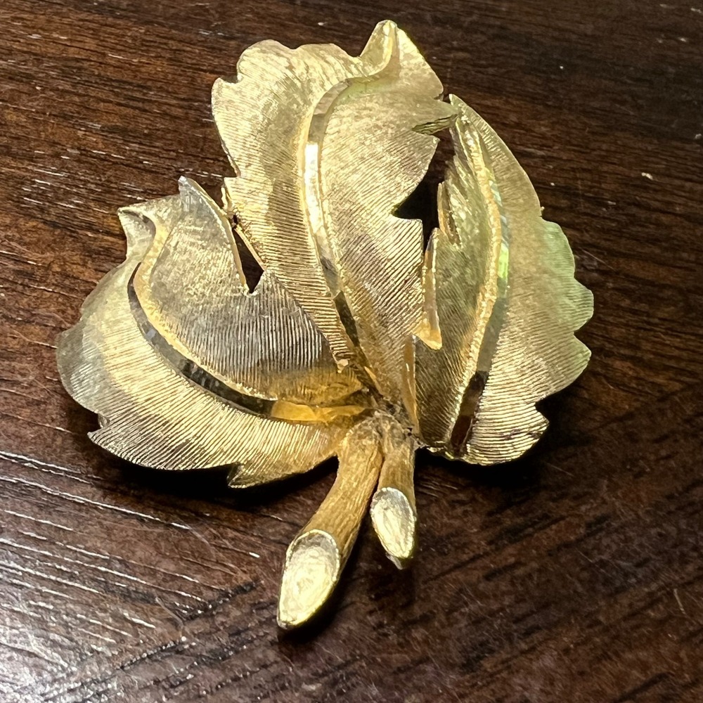 BSK Gold Tone Leaf Brooch Pin Vintage Textured Signed‎ Costume Jewelry 50s